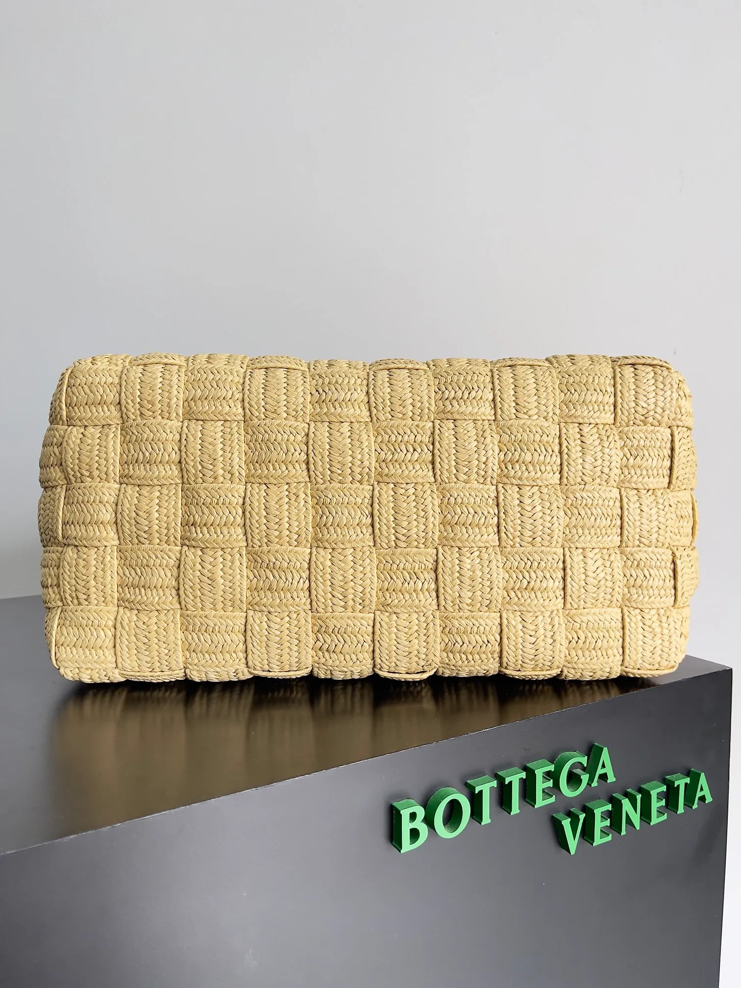 Batch 1960 Bottega Veneta BV straw shoulder bag. A super literary BV straw bag with a shopping bag shape. The top of the wrist bag is made of the highest grade lambskin. BV’s material selection is really impeccable. The straw part is very beautiful, elegant and natural, and the romance of phila grass. Phila grass is also called the wishing grass and love grass. It has a beautiful meaning for the one you love most. It is versatile and fashionable and has a large capacity. Style number: 730874 Size: 56*22*32